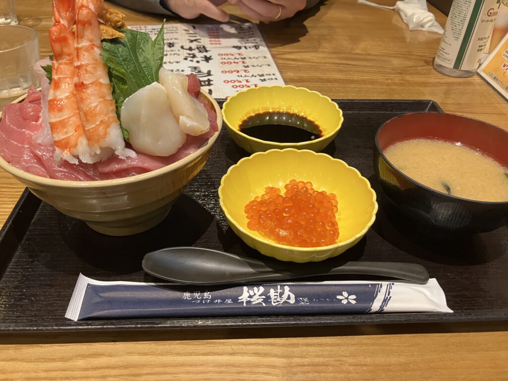 日本で食べた海鮮丼、2000円
